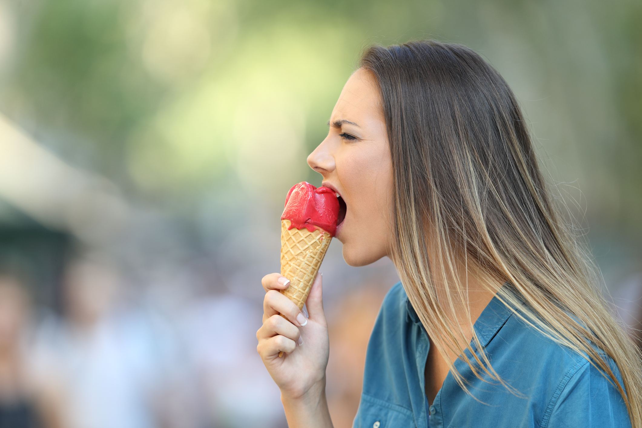 Покажи как девочки облизывают. Кусает мороженое. Девушка ест мороженое. Девушка кусает мороженное. Левушка кусает мороженое.