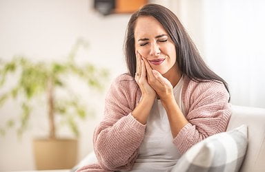 woman-with-dental-problem