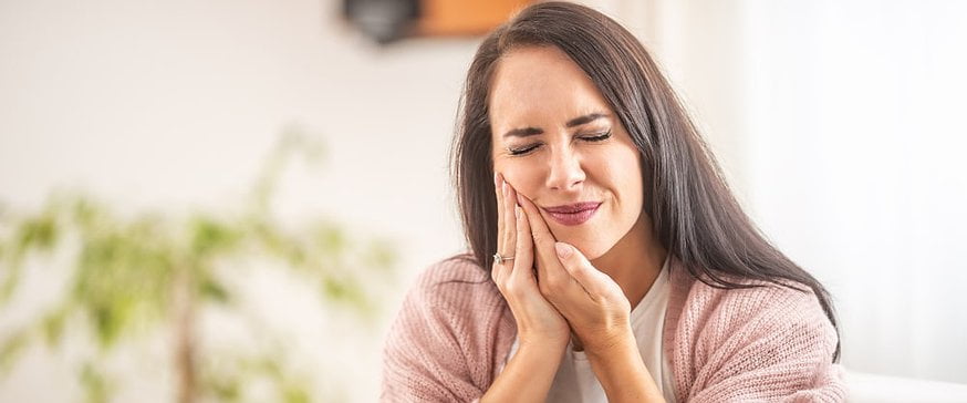 woman-with-dental-problem