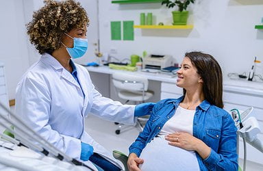 pregnant-woman-visiting-dentist