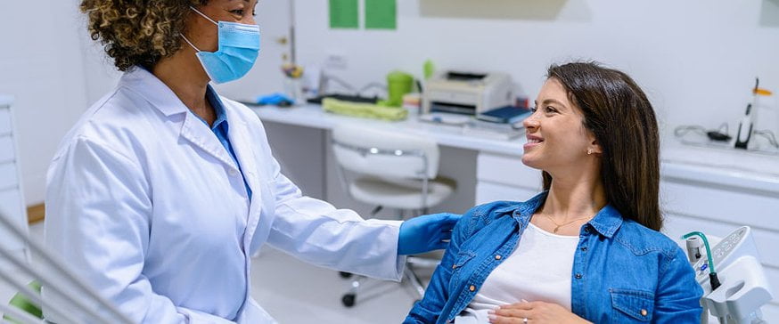 pregnant-woman-visiting-dentist