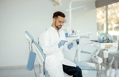 dentist-using-tablet