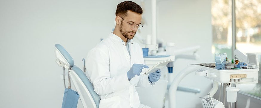 dentist-using-tablet