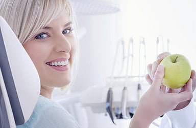 dentist-gives-patient-apple